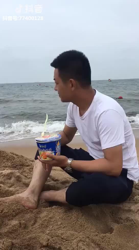 海边吃瓜吐舌视频,夏日欢乐瞬间